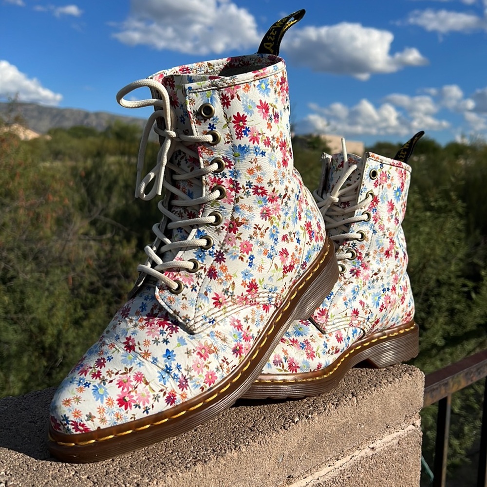🌸 Dr. Martens Vintage Pointed Toe Floral Boots 🌸 - Picture 9 of 17